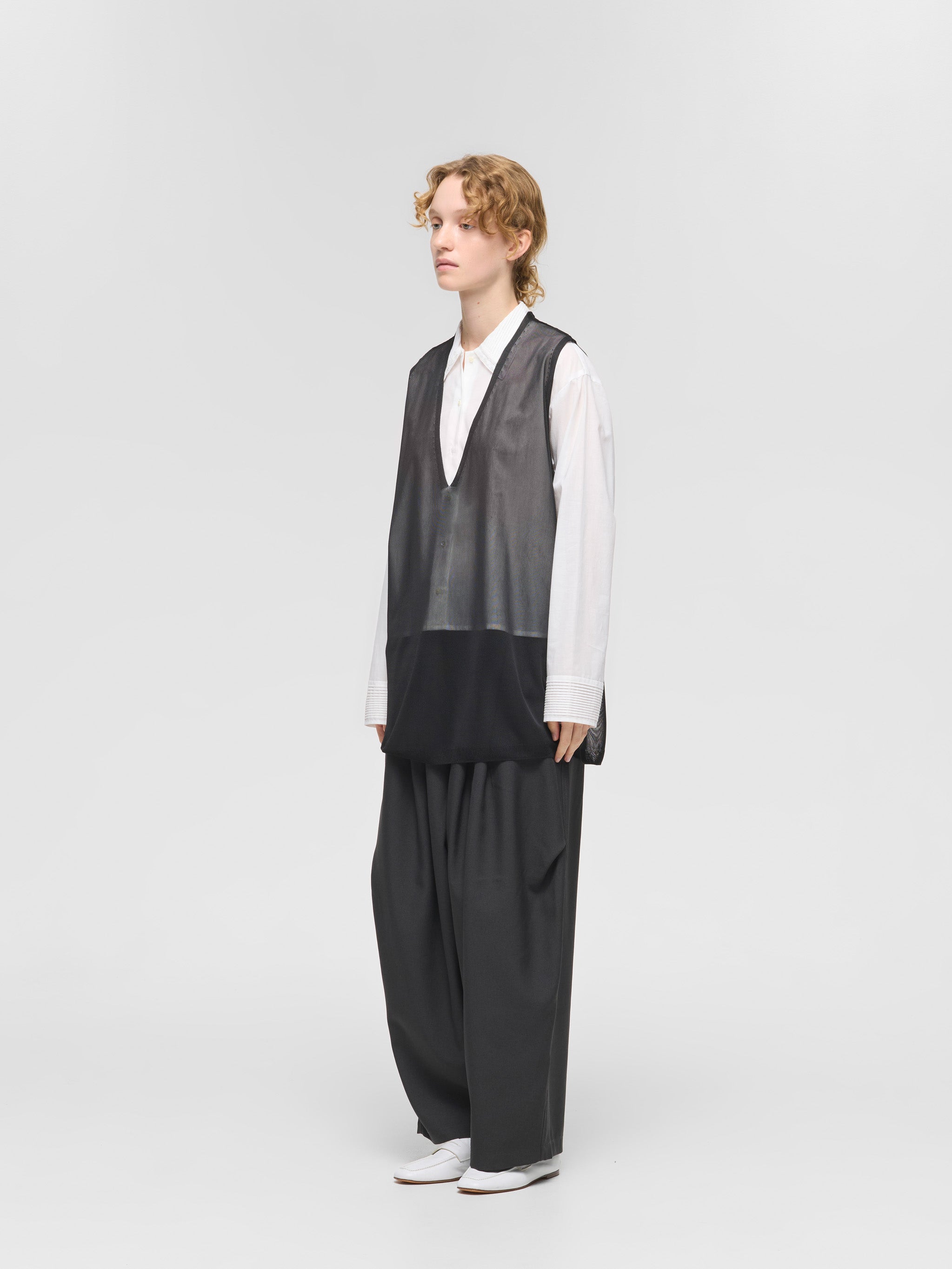 sheer deep V neck vest | 1-220055 – mizuiro ind
