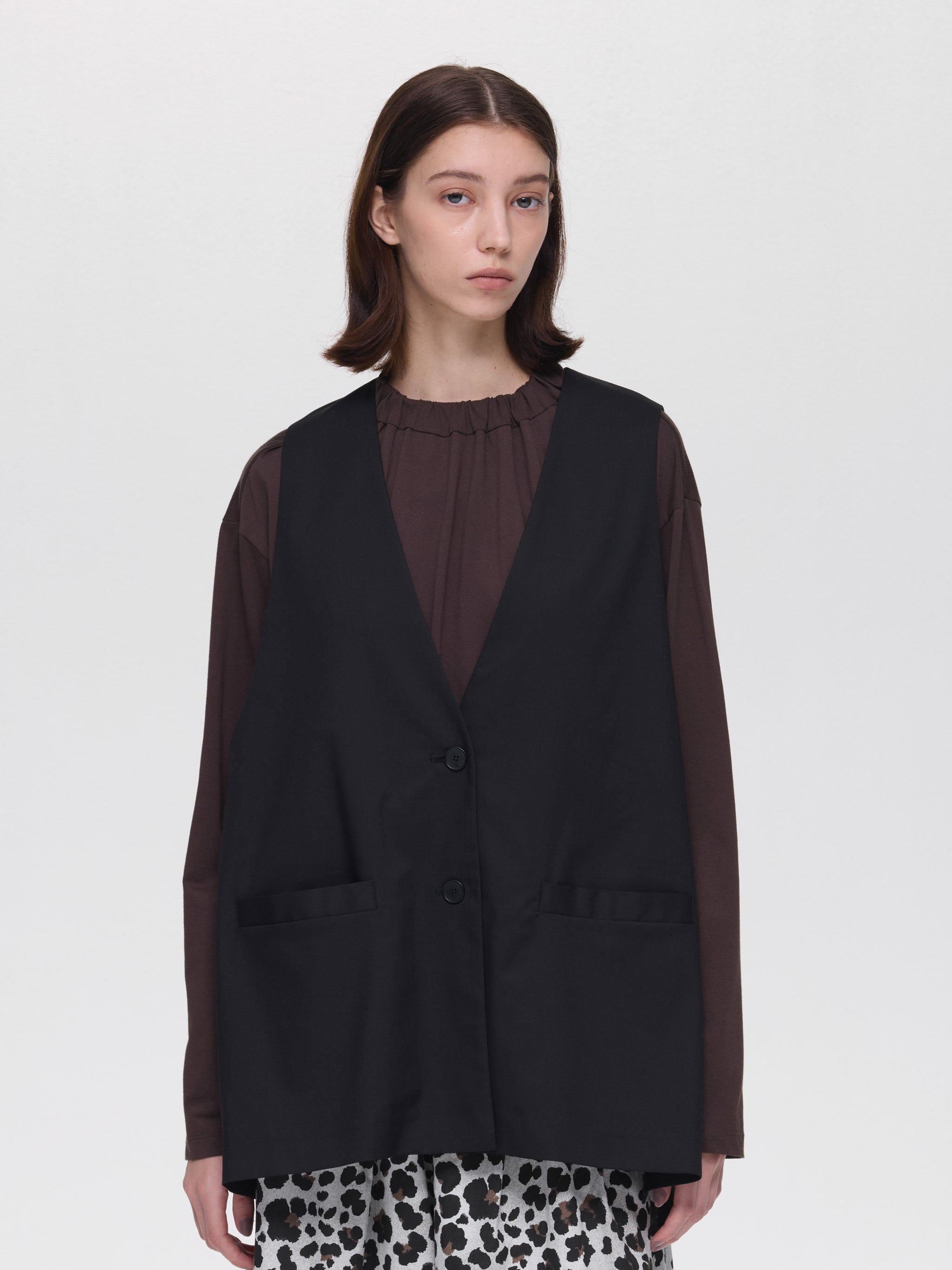 deep V neck wide vest | 3-230144 – mizuiro ind