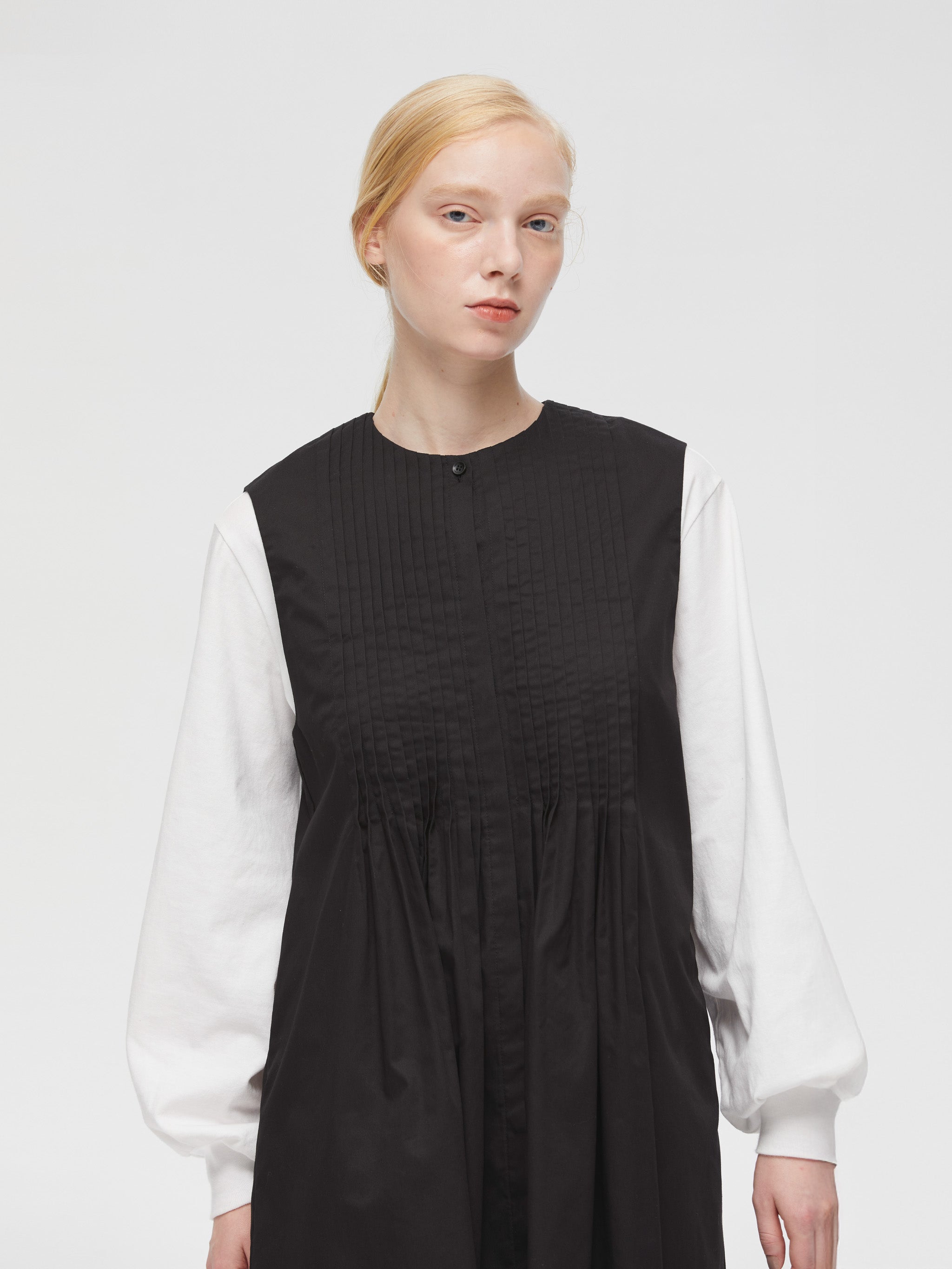 crew neck pin tucked OP | 3-250070 – mizuiro ind